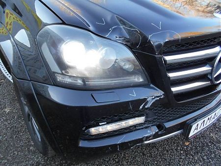 Поврежденные капот и бампер Mercedes GL